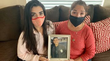 Rocío Díaz y su hija Anahí  claman justicia por el asesinato de Juan José Díaz, oficial del LAPD. (Araceli Martínez/La Opinión)