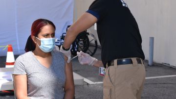 Unas 250 personas recibieron ayer la primera dosis de la vacuna. / Fotos: cortesía del Sindicato UFCW 770 de LA.