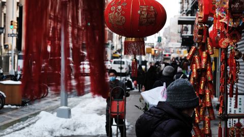 Las decoraciones del Año Nuevo Lunar adorna Chinatown, en Nueva York.