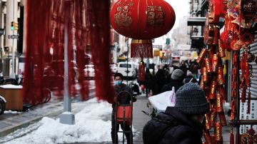 Las decoraciones del Año Nuevo Lunar adorna Chinatown, en Nueva York.