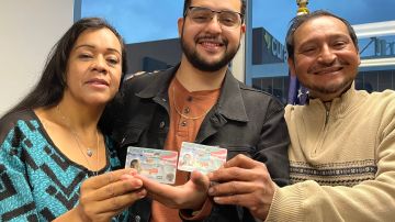 María Guerrero y Gabriel Hernández reciben su tarjeta de residente permanente. Los acompaña su hijo Edgar. (Cortesía Paulina Herrera)