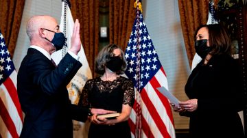 La vicepresidenta  Kamala Harris toma juramento a Alejandro Mayorkas, secretario del DHS.