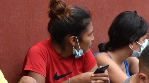 Migrantes presentaban cuadros de deshidratación tras  permanecer 12 horas encerrados.
