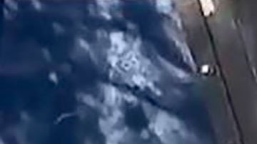 Conductor de camión salva la vida a un niño de 7 años a punto de ser triturado por camión de basura.