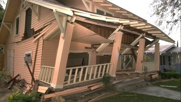 Una de las casas después del terremoto en Northridge. / foto: FEMA.