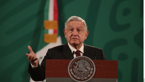 El presidente mexicano anuncia la llegada de 1 millón de vacunas de AstraZeneca que se aplicarán a adultos mayores y maestros.