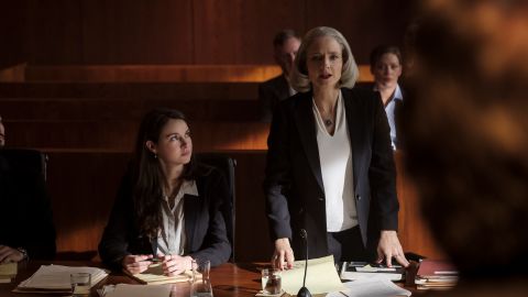 Jodie Foster (de pie) y Shailene Woodley en una escena de The Mauritanian.
