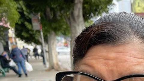 Gema Máximo Peguero sobrevivió al COVID y recibe su tarjeta de residente permanente. (Cortesía Paulina Herrera)