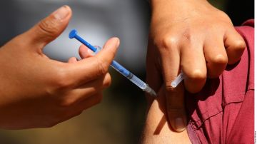 México promete vacunar a migrantes que transiten por su territorio.