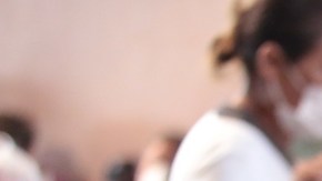 Mujer en silla de ruedas recibe vacuna por COVID-19