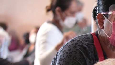 Mujer en silla de ruedas recibe vacuna por COVID-19