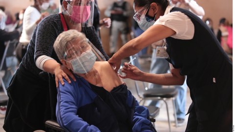 Mujer en silla de ruedas recibe vacuna por COVID-19