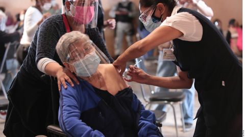 Mujer en silla de ruedas recibe vacuna por COVID-19