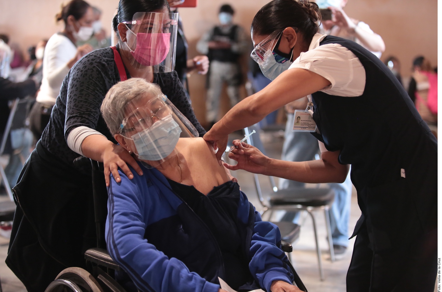 Mujer en silla de ruedas recibe vacuna por COVID-19