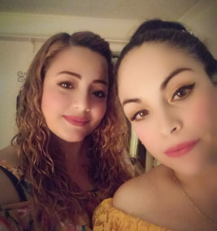 Mujeres se sacan selfie en habitación.