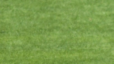El arbitro Santander al ser alertado por el VAR.
