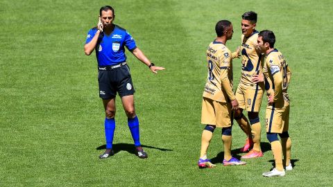 El arbitro Santander al ser alertado por el VAR.