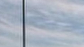 Oficiales de la Policía junto al hombre que salvó al suicida.