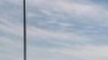 Oficiales de la Policía junto al hombre que salvó al suicida.