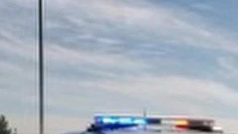 Oficiales de la Policía junto al hombre que salvó al suicida.