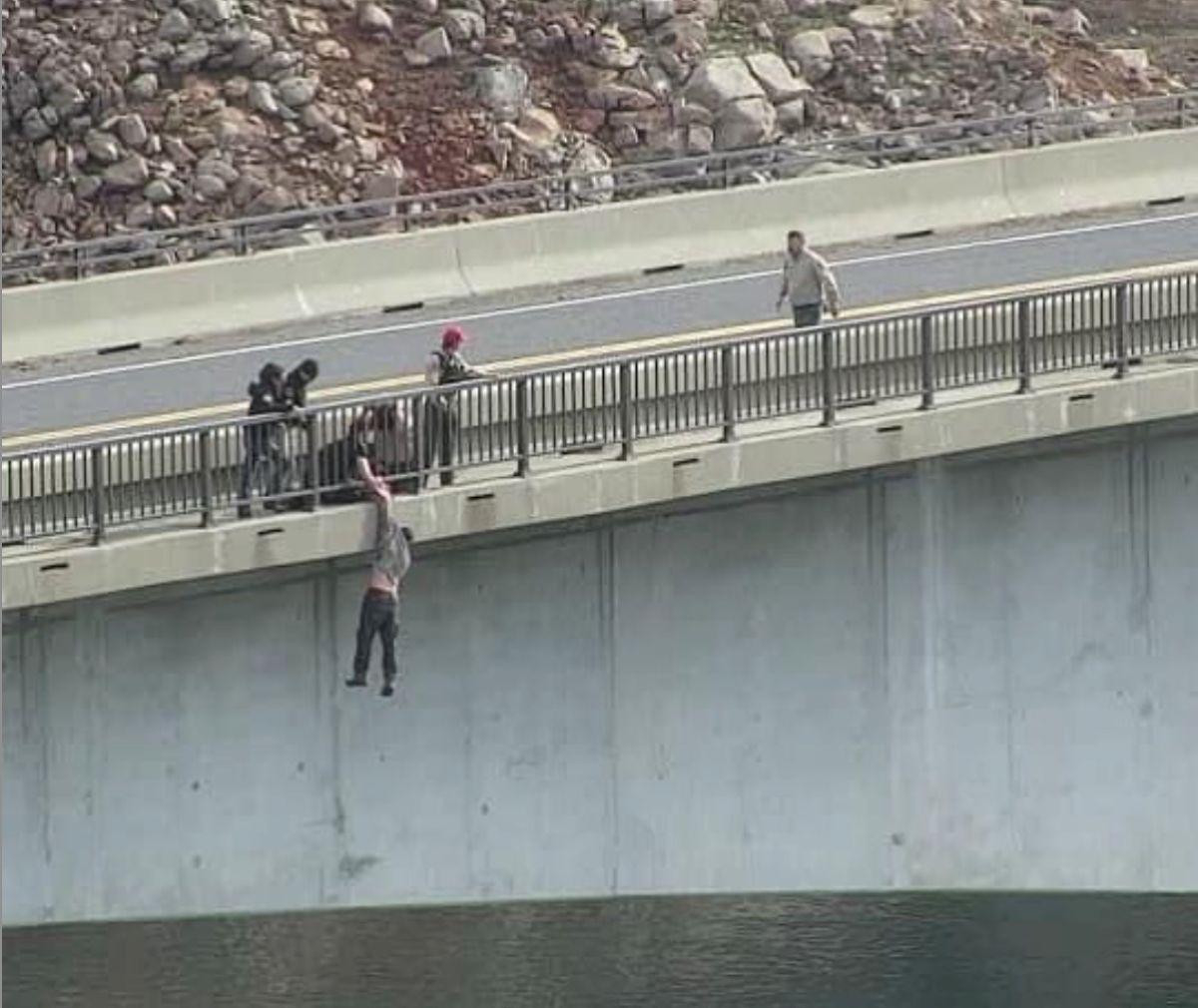 Agente De Policía Le Salva La Vida A Un Suicida Y Lo Ataja En El Aire