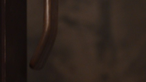 Michael Peña y Tom en una escena de "Tom & Jerry".