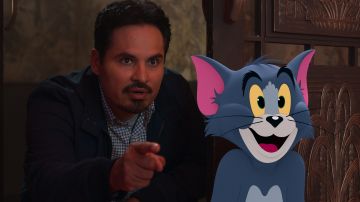 Michael Peña y Tom en una escena de "Tom & Jerry".