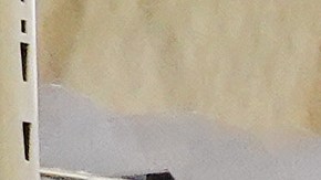 Un estante de botellas de agua vacío en un mercado en Austin, Texas.