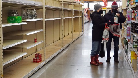 Un estante de botellas de agua vacío en un mercado en Austin, Texas.