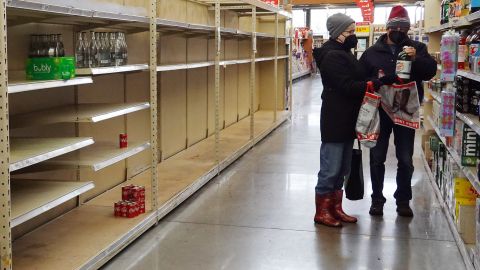 Un estante de botellas de agua vacío en un mercado en Austin, Texas.