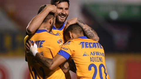 Gignac celebra junto a López y Aquino el tercer gol felino.