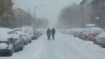 Nueva York paralizado por tormenta de nieve y mantiene estado de alerta.