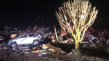 Autos y casas destruidas tras el paso de un tornado en la comunidad de Ocean Ridge Plantation, en Carolina del Norte.