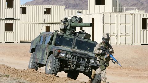 Marines entrenan en la Base Twentynine Palms en San Bernardino.