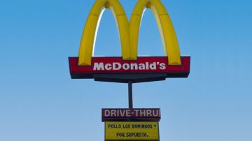 Los arcos dorados de McDonald's anuncian la promoción.