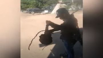 VIDEO: "Le estoy poniendo 10 reatazos al que no traiga cubrebocas", así castigan narcos