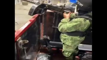 VIDEO: Sicarios del Mayo Zambada se muestran cargando gasolina a troca monstruo