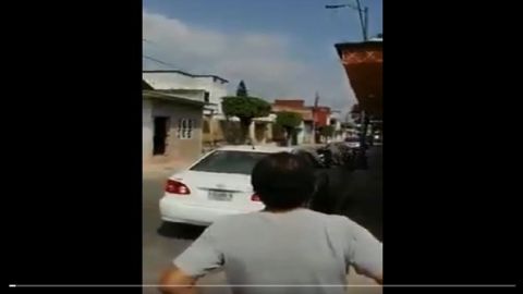 VIDEO: Sicarios emboscan a policías, matan a 2 y dejan heridos a otros 2