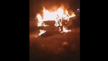 VIDEO: Matones asesinan a policía y luego lo queman dentro de su patrulla