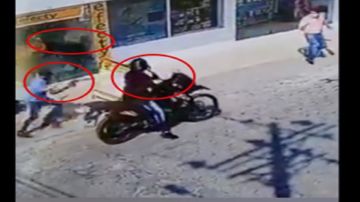 VIDEO: Sicarios matan a balazos hermanos; el chico quiso defender a la jovencita