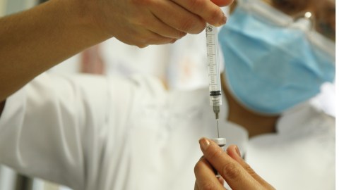 Después de aplicar primera dosis de vacuna Pfizer, algunos podrían recibir la segunda dosis de otra farmacéutica.