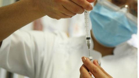 Después de aplicar primera dosis de vacuna Pfizer, algunos podrían recibir la segunda dosis de otra farmacéutica.