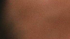 Un enfermero vacuna a trabajadora esencial en Los Ángeles