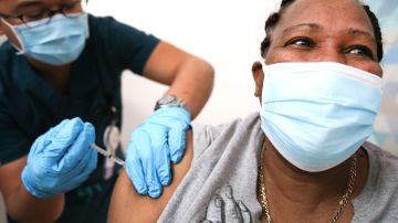 Un enfermero vacuna a trabajadora esencial en Los Ángeles