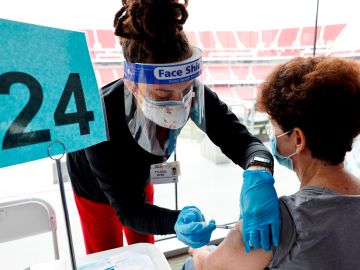 Estados Unidos alcanzó a vacunar ya al 10% de la población.