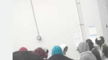 Trabajadoras en fábrica realizan labores de limpieza