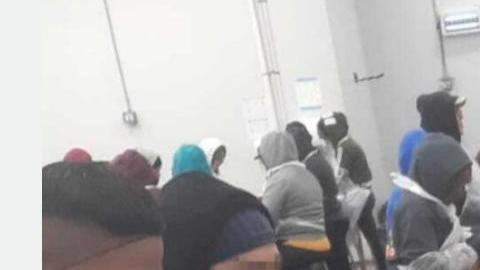 Trabajadoras en fábrica realizan labores de limpieza