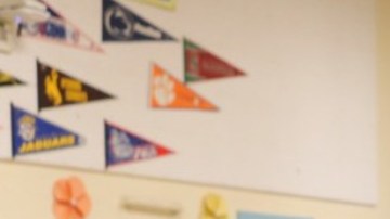 Congresista Barragán habla con miembros de la comunidad en el sur de LA.