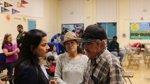 Congresista Barragán habla con miembros de la comunidad en el sur de LA.