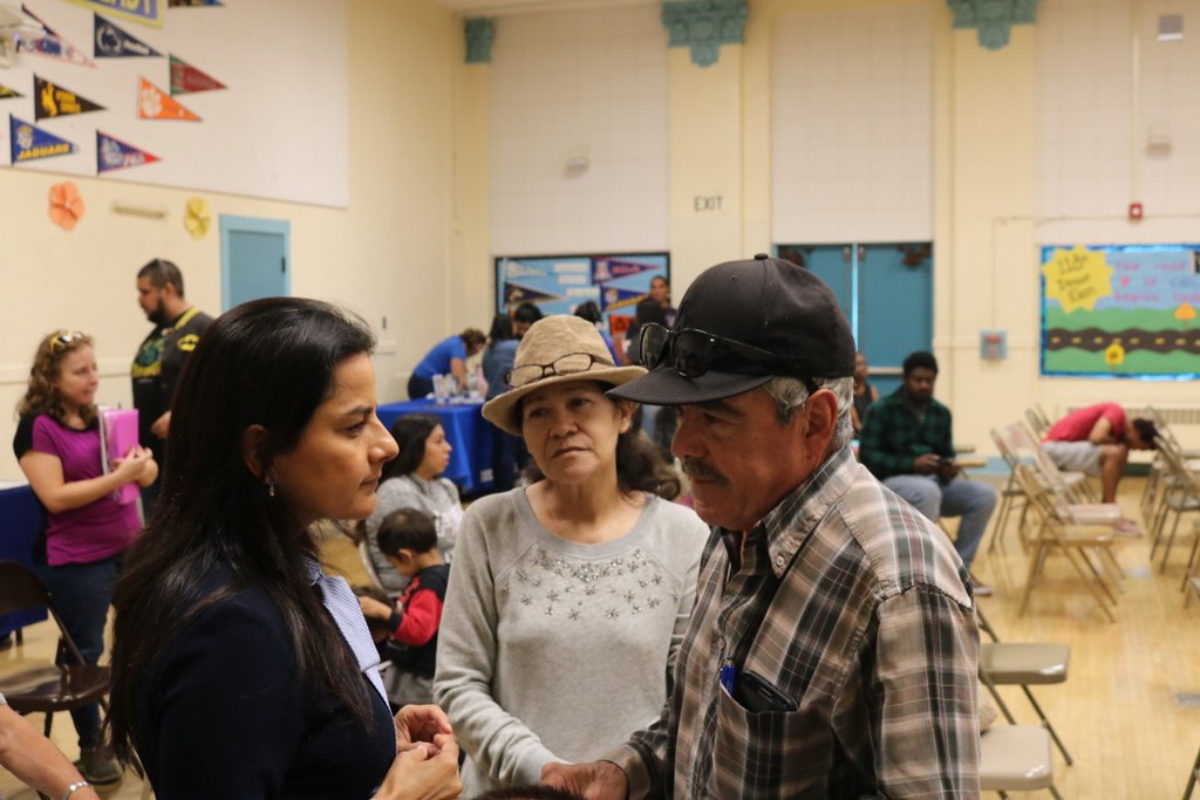 Congresista Barragán habla con miembros de la comunidad en el sur de LA. 